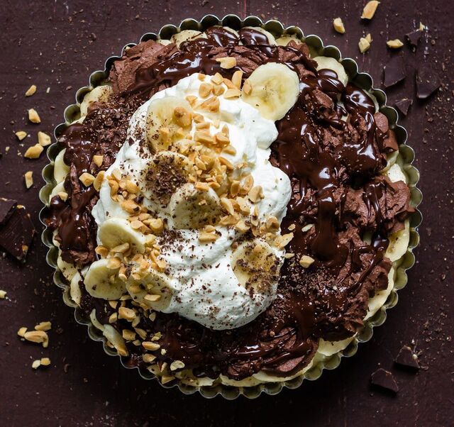 Banana cream pie med chokladgrädde & hackade jordnötter