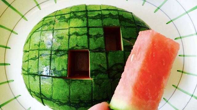 Servera vattenmelon på ett roligt sätt
