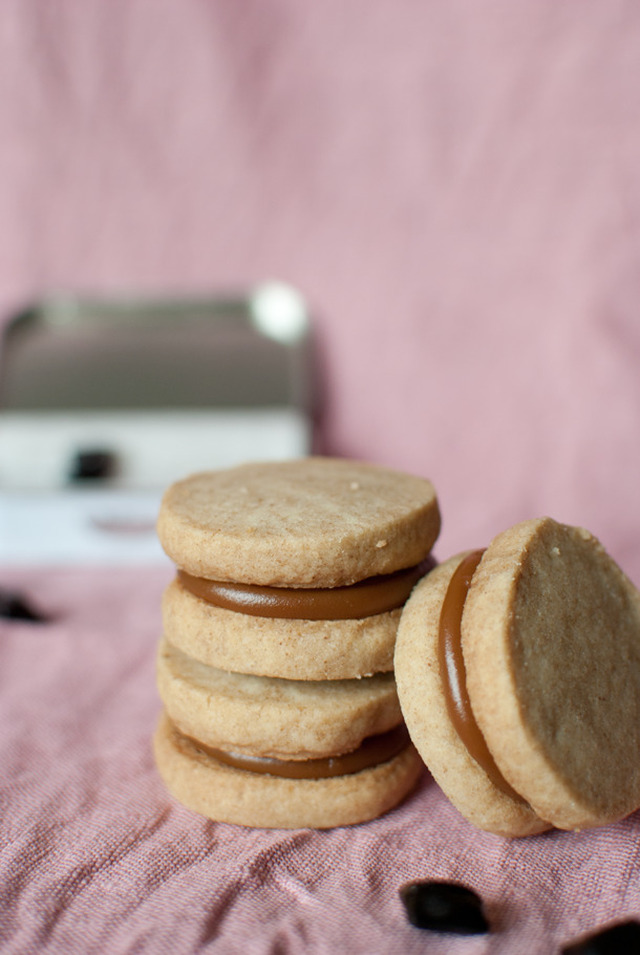 Lakritsalfajores med Dulce de Leche