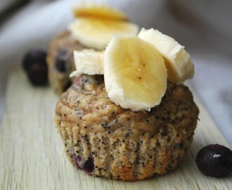 Vallmomuffins med banan och blåbär