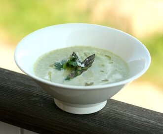 Sparrissoppa med tryffelolja och parmesan