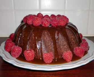 Chokladkaka med kolasås och färska hallon