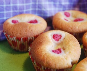 Saftiga vaniljmuffins med färska hallon