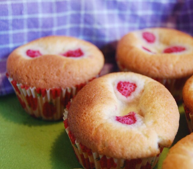 Saftiga vaniljmuffins med färska hallon