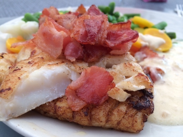 Smörstekt torsk med knaprig bacon och parmesansås