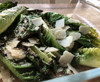 Grillad romansallad med parmesan, brynt smör och citron