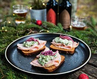 Julsmörrebröd med julskinka, gräddkokt grönkål och julpicklad rödlök