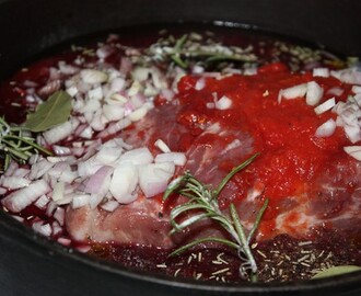 Söndagsmiddag: Fläskkarrégryta med rödvin och tomat