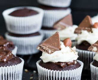 Tobleronecupcakes med chokladgömma & vispad grädde