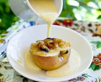 Grillat kak- och getostfyllt äpple med vaniljsås