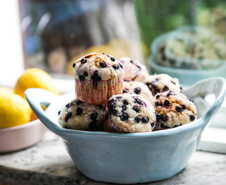 Veganska blåbärsmuffins toppade med citronsocker