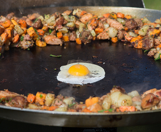 Pyttipanna på grillen med stekt ägg