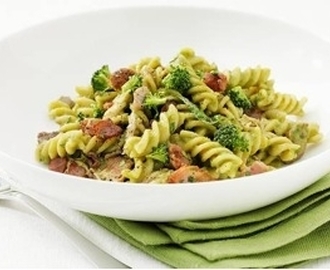 Fusilli med broccolisås, kyckling och bacon