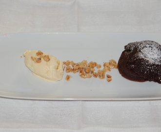 Chokladfondant och karamellglass med havssalt och mandelkrokant