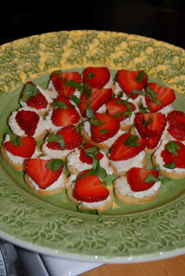Crostini med fetaoströra och jordgubbar