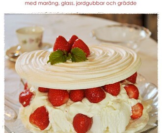 Sommartårta med maräng och jordgubbar