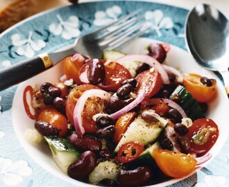 Bönsallad med tomat, gurka och chili