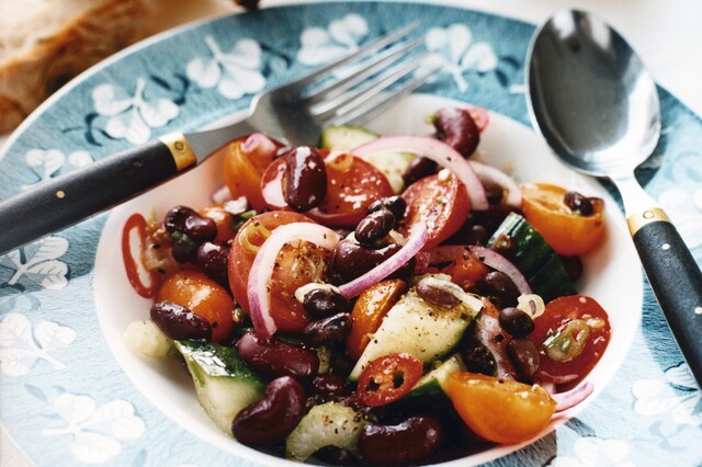 Bönsallad med tomat, gurka och chili