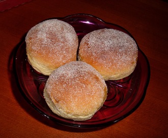 Sockerbullar med vanilj och hallonfyllning