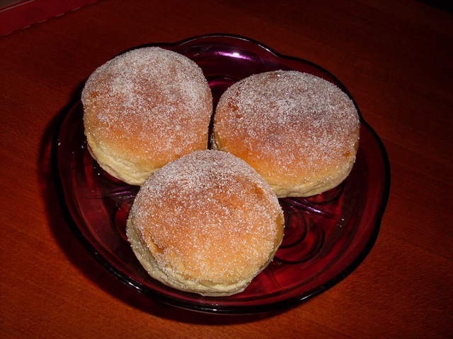 Sockerbullar med vanilj och hallonfyllning