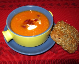 God soppa som värmer under dessa kalla dagar - Paprikasoppa med crème fraiche och bröd