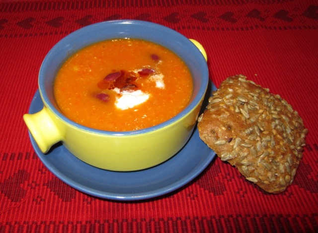 God soppa som värmer under dessa kalla dagar - Paprikasoppa med crème fraiche och bröd