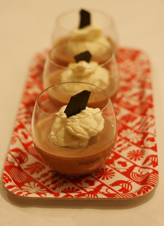 Mjölkchokladpudding med punschgrädde