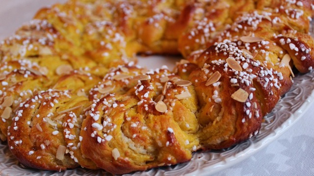 Saffranskrans med äpple och mandelmassa