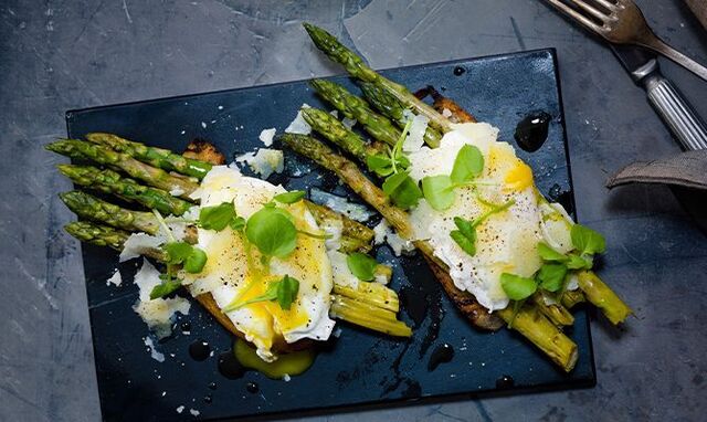 Forret: Grillede asparges på sprødt brød med (pocherede) æg og flager af parmesan - Klimadysten - Spis og drik for klimaet | Opskrift | Asparges, Pocherede æg, Mad ideer
