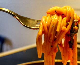 Spagetti i tomatsås med kikärtor och spenat