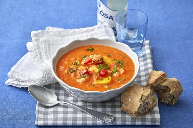 Krämig fisksoppa med tomat och potatis
