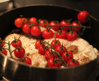 Ottolenghis potatispanna med sumac, ägg och körsbärstomater