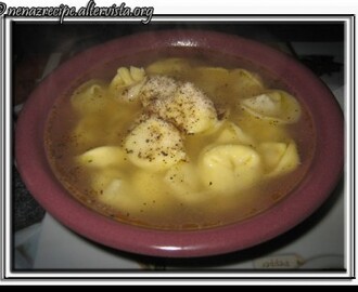 Tortellini in brodo (färsk pasta i het buljong)