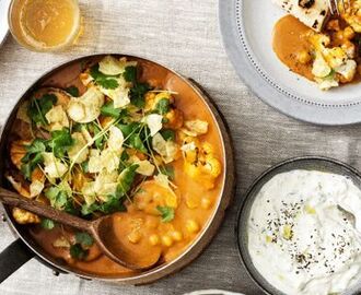 Vegetarisk gryta med gurkyoghurt, kokosris och kålsallad