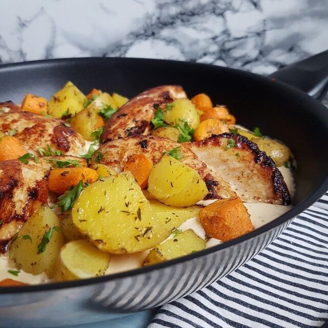 Kylling i pikantsovs med ovnkartofler. – #Hashtagmor | Opskrift | Aftensmad, Opskrifter, Middag opskrift