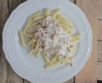 Pasta med fetaost och skinksås