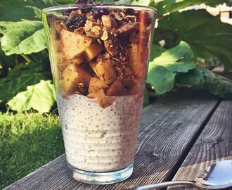 Chiapudding med kanelstekta äpplen och fem-minuters-granola