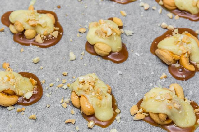 Cashewclusters med karamell & vit choklad