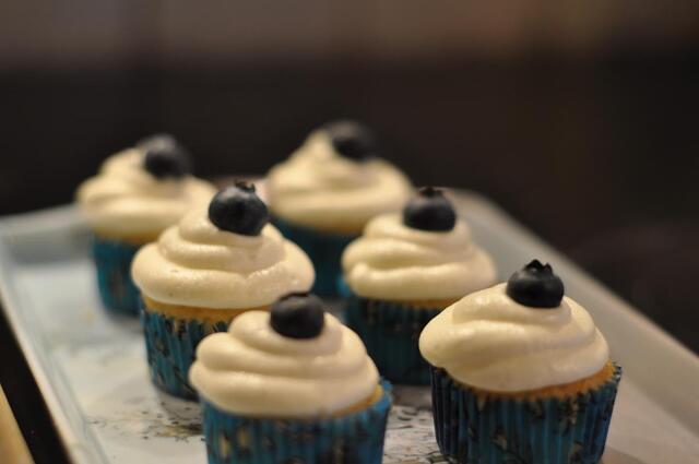 Vanilj- och blåbärscupcakes