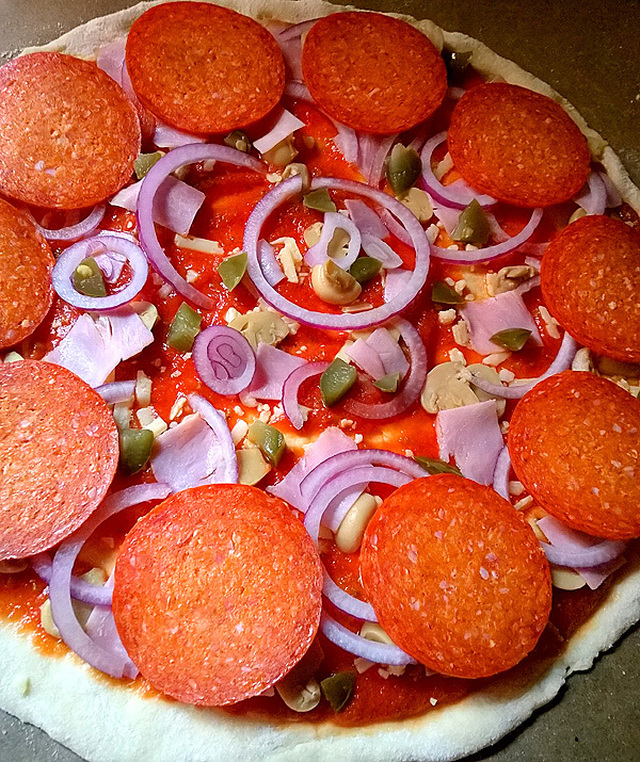 Nickes hot-salami-pepperoni pizza