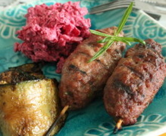 Lammfärsspett med rosmarin och zucchini på grillen och en krämig rödbetssallad med fetaost.