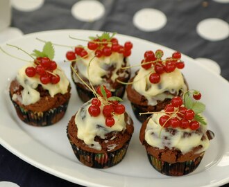 Pepparkakscupcakes med vit choklad- och citrontopping med röda vinbärsklasar