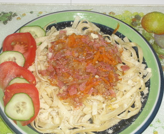 Pastasås med salami och parmesanost