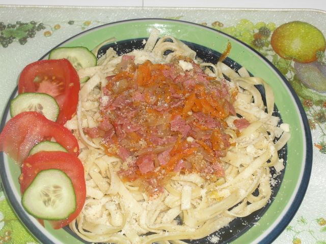 Pastasås med salami och parmesanost