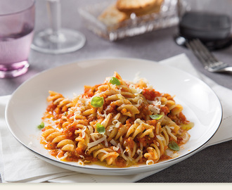 Fusilli Eko med Pesto Rosso och rökt ost