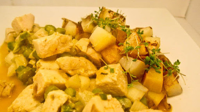 Kyckling, potatis med Panag curry, vit & grönsparrissås. ”veckans matlåda”