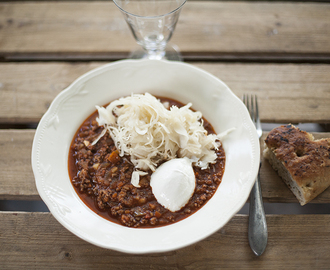 Höstens godaste gulasch, serverad med surkål och gräddfil