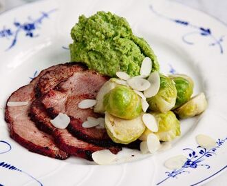 Broccolimos med brynt smörslungad brysselkål och stekt kassler