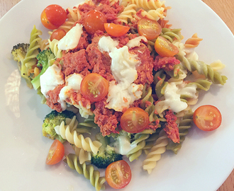 Vegetarisk pasta med broccoli och mozarella