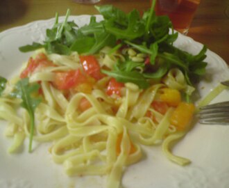 Pasta med tomat och vitlök